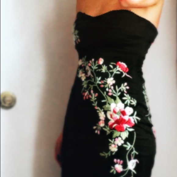 Embroidered little black dress - Picture 3 of 3